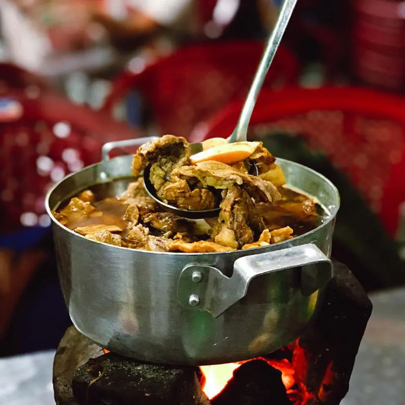 Độc đ&aacute;o m&oacute;n lẩu b&ograve; Nghĩa địa giữa l&ograve;ng S&agrave;i G&ograve;n 5