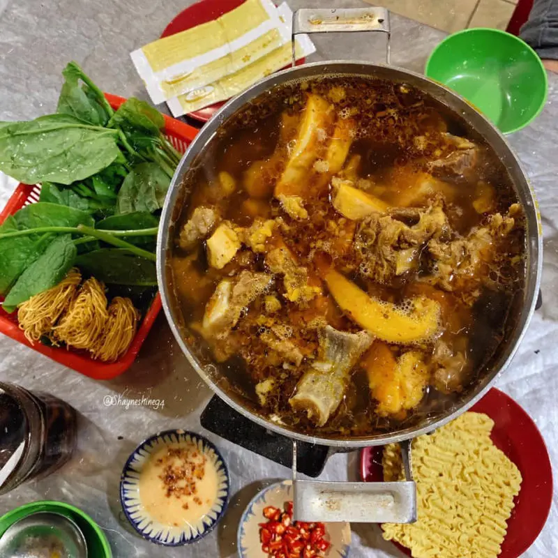 Độc đ&aacute;o m&oacute;n lẩu b&ograve; Nghĩa địa giữa l&ograve;ng S&agrave;i G&ograve;n 6