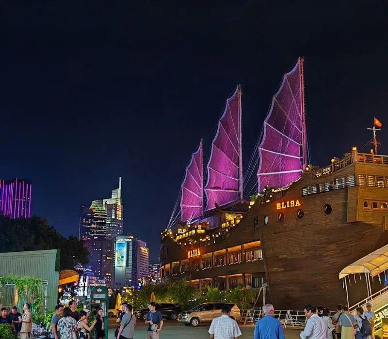 Elisa Floating Restaurant, kh&ocirc;ng gian ẩm thực xa hoa nhất S&agrave;i G&ograve;n 2