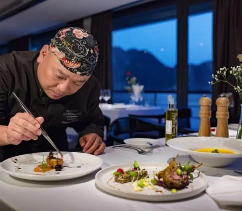 Elisa Floating Restaurant, kh&ocirc;ng gian ẩm thực xa hoa nhất S&agrave;i G&ograve;n 12
