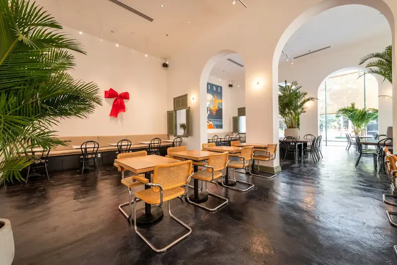 Gh&eacute; L&rsquo;Usine trải nghiệm qu&aacute;n c&agrave; ph&ecirc; concept store đậm chất nghệ thuật 11