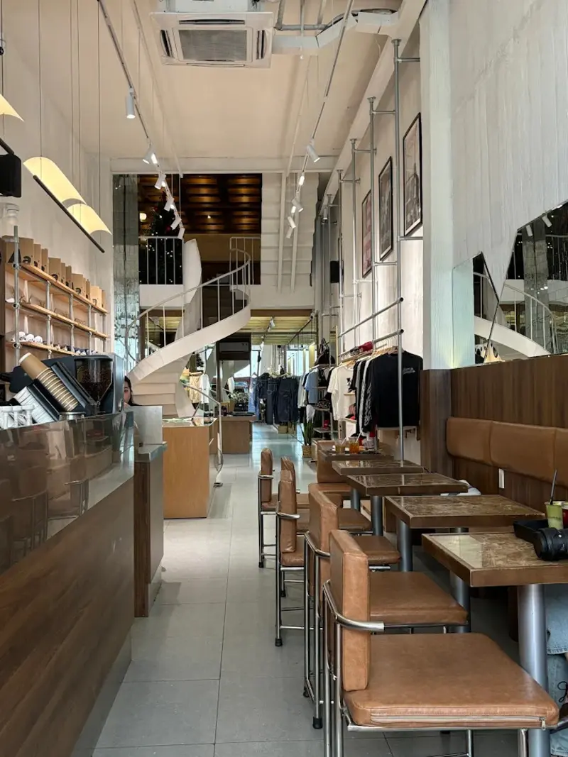 Kh&aacute;m ph&aacute; 11:11 Cafe kh&ocirc;ng gian n&acirc;u trầm giữa l&ograve;ng Quận 1 3
