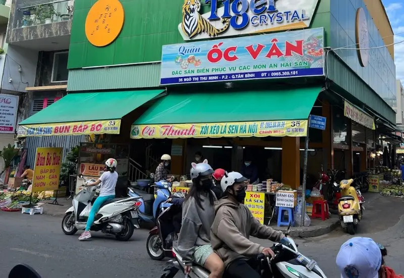Kh&aacute;m ph&aacute; h&agrave;ng x&ocirc;i l&aacute; sen đắt kh&aacute;ch v&agrave; ngon nhất S&agrave;i G&ograve;n 3