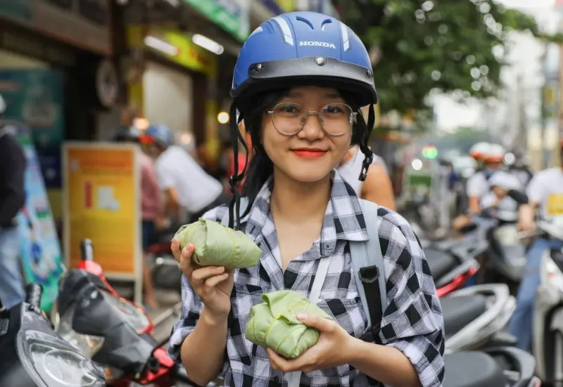 Kh&aacute;m ph&aacute; h&agrave;ng x&ocirc;i l&aacute; sen đắt kh&aacute;ch v&agrave; ngon nhất S&agrave;i G&ograve;n 12