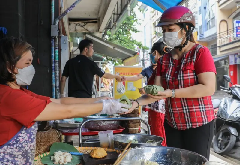 Kh&aacute;m ph&aacute; h&agrave;ng x&ocirc;i l&aacute; sen đắt kh&aacute;ch v&agrave; ngon nhất S&agrave;i G&ograve;n 11