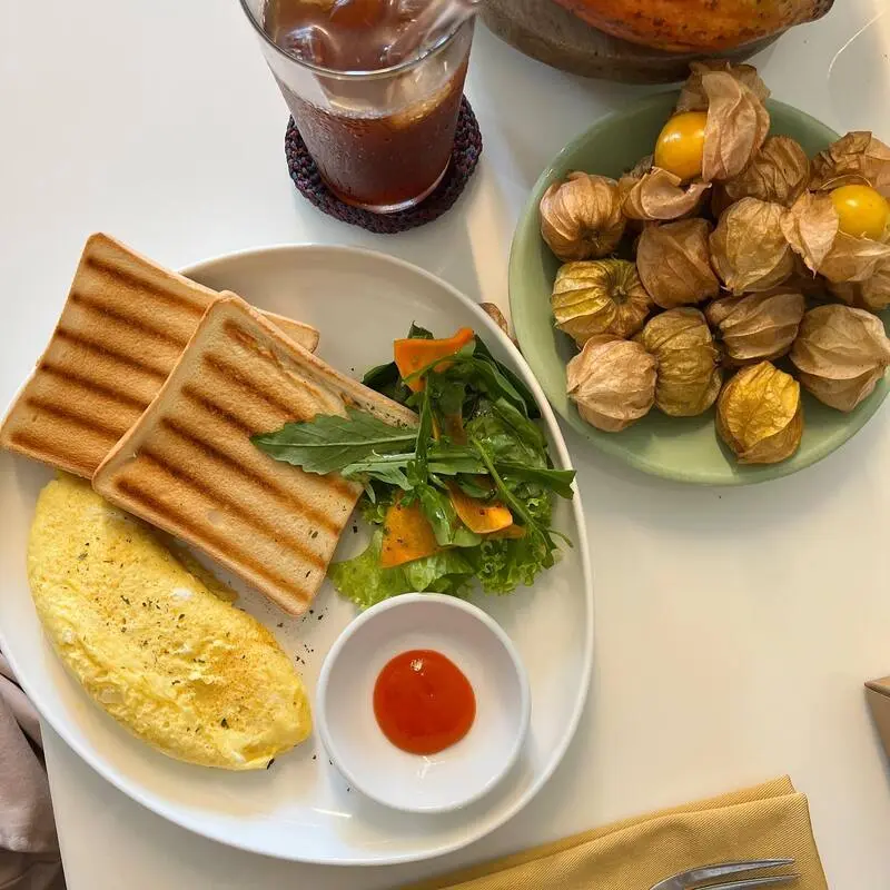 Monday Morning Saigon, g&oacute;c y&ecirc;n b&igrave;nh đ&oacute;n nắng b&ecirc;n Đại lộ Đ&ocirc;ng T&acirc;y 6