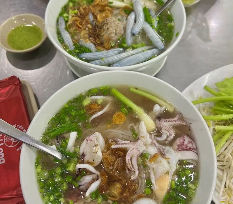 No căng bụng tại top 10 qu&aacute;n hủ tiếu mực ngon nhất S&agrave;i G&ograve;n 3