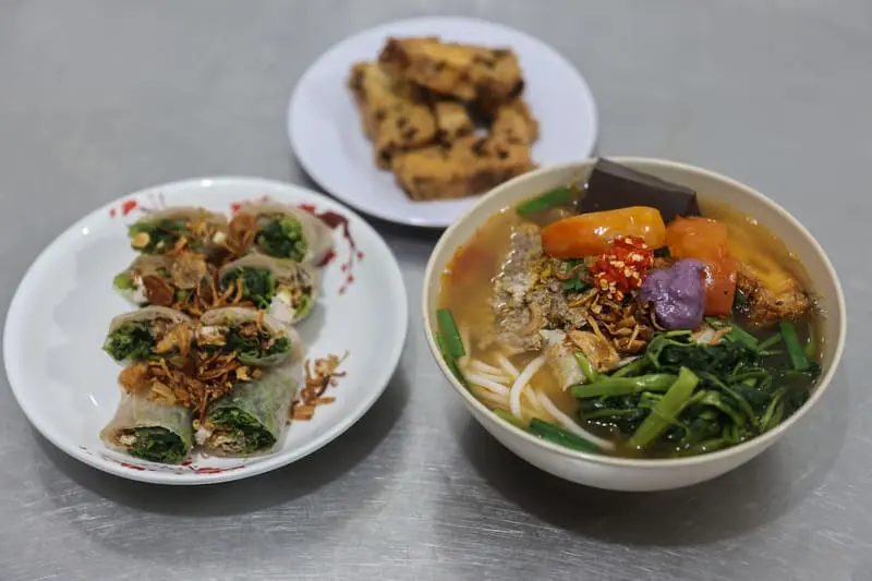 Quẹo hẻm thưởng thức Gỏi cuốn bún riêu Chị Hương nổi tiếng Tân Bình 3