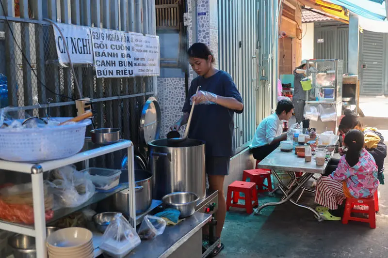 Quẹo hẻm thưởng thức Gỏi cuốn bún riêu Chị Hương nổi tiếng Tân Bình 2