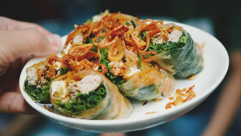 Quẹo hẻm thưởng thức Gỏi cuốn bún riêu Chị Hương nổi tiếng Tân Bình 5