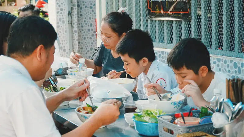 Quẹo hẻm thưởng thức Gỏi cuốn bún riêu Chị Hương nổi tiếng Tân Bình 7