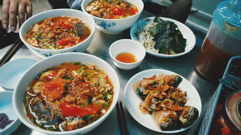 Quẹo hẻm thưởng thức Gỏi cuốn bún riêu Chị Hương nổi tiếng Tân Bình 6