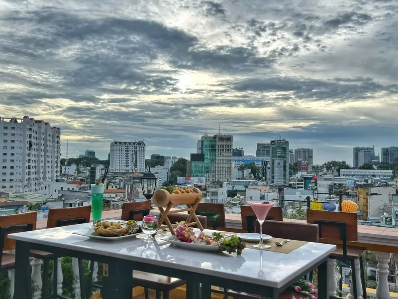 The View Rooftop Bar, kh&ocirc;ng gian Hội An giữa l&ograve;ng S&agrave;i G&ograve;n hoa lệ 7
