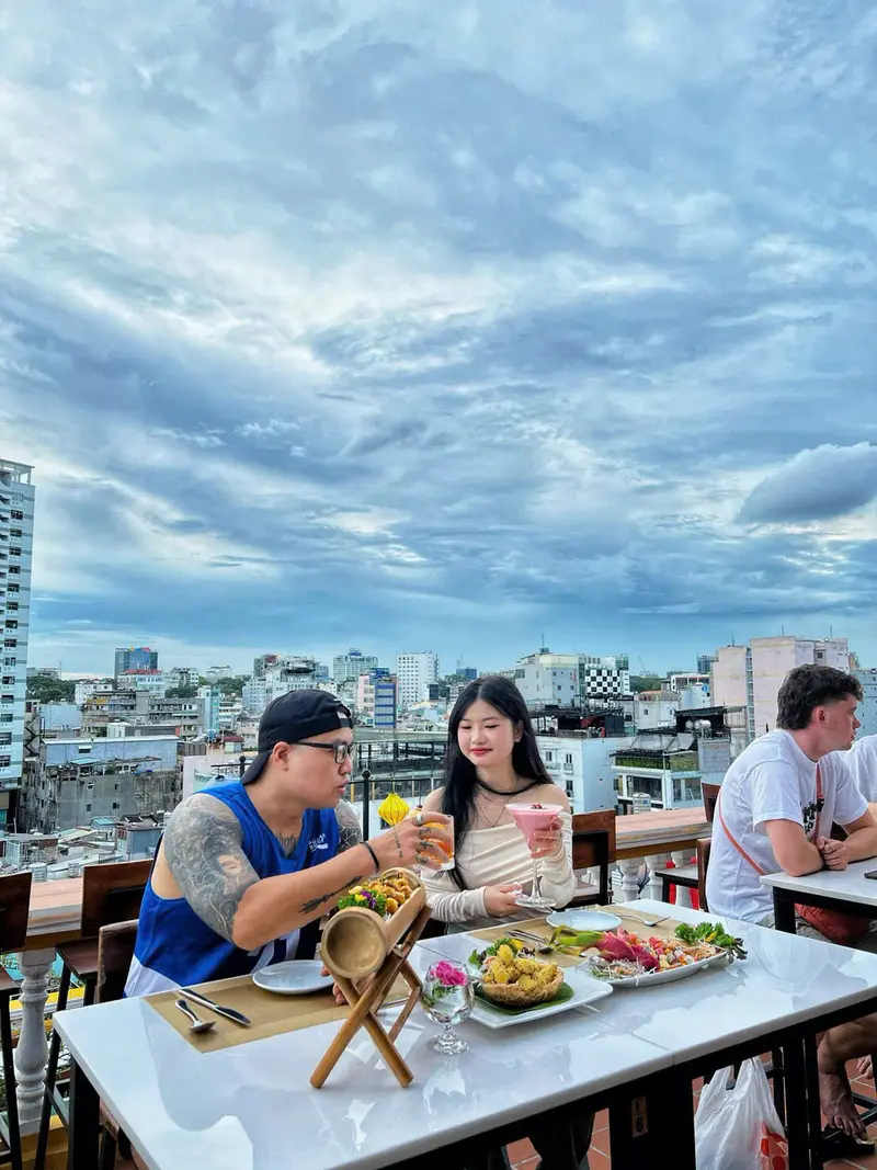 The View Rooftop Bar, kh&ocirc;ng gian Hội An giữa l&ograve;ng S&agrave;i G&ograve;n hoa lệ 5