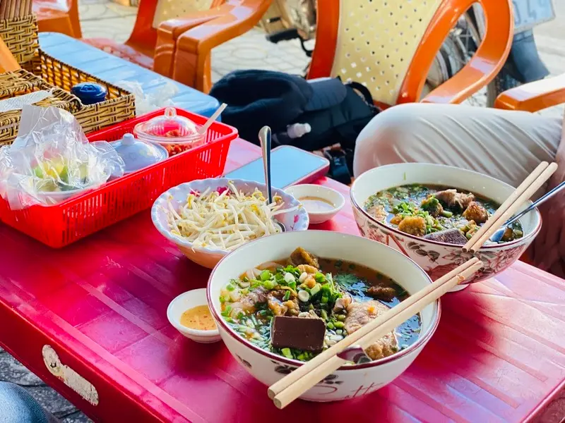 Thưởng thức b&aacute;nh canh t&ocirc;m t&iacute;t C&acirc;y B&agrave;ng nổi tiếng ở Cần Giờ 2