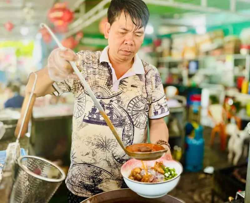 Thưởng thức b&aacute;nh canh t&ocirc;m t&iacute;t C&acirc;y B&agrave;ng nổi tiếng ở Cần Giờ 4