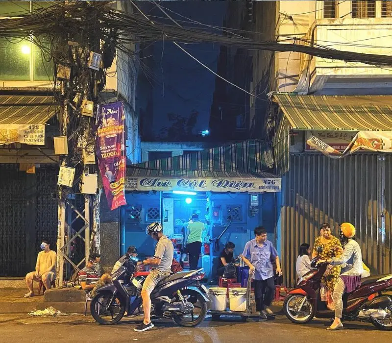 Thưởng thức ch&egrave; cột điện, qu&aacute;n ch&egrave; &ldquo;&acirc;m phủ&rdquo; 80 năm vẫn tấp nập kh&aacute;ch 2
