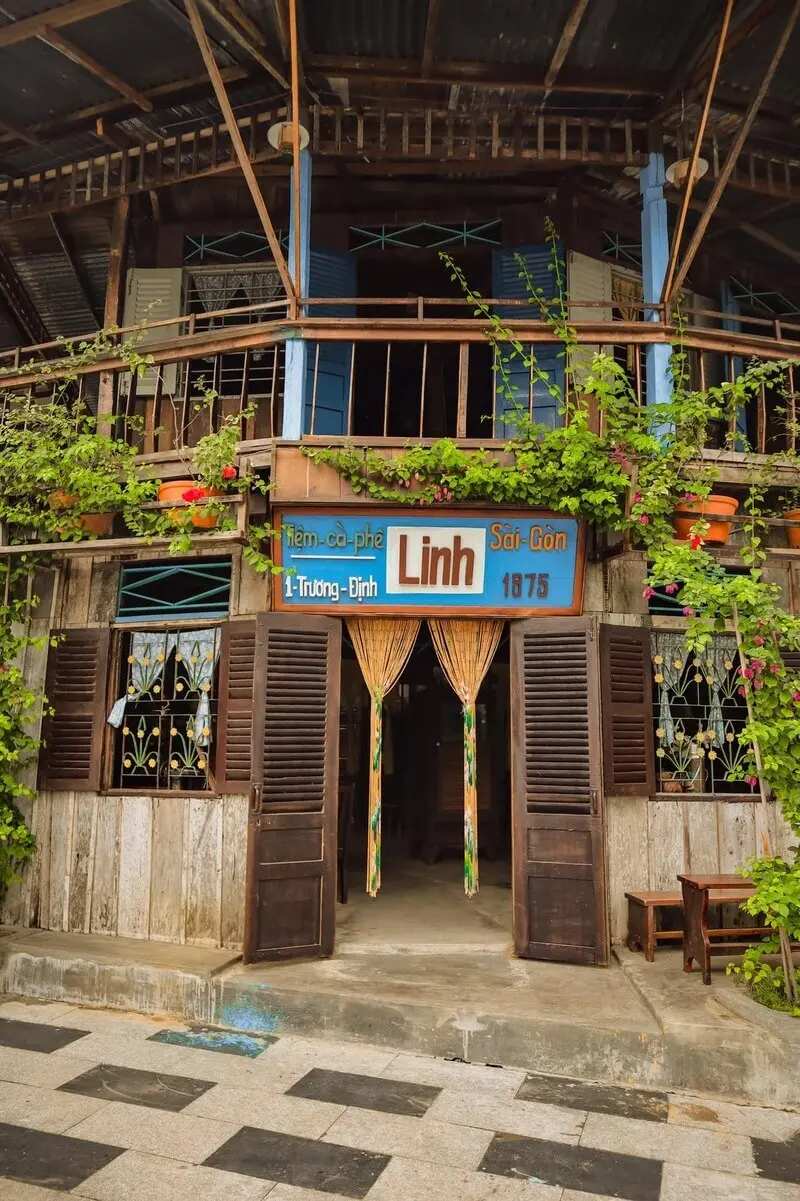 Tiệm C&agrave; Ph&ecirc; Linh: Nơi thời gian dừng lại giữa S&agrave;i G&ograve;n 1975 2