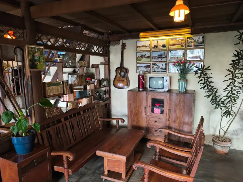 Tiệm C&agrave; Ph&ecirc; Linh: Nơi thời gian dừng lại giữa S&agrave;i G&ograve;n 1975 11
