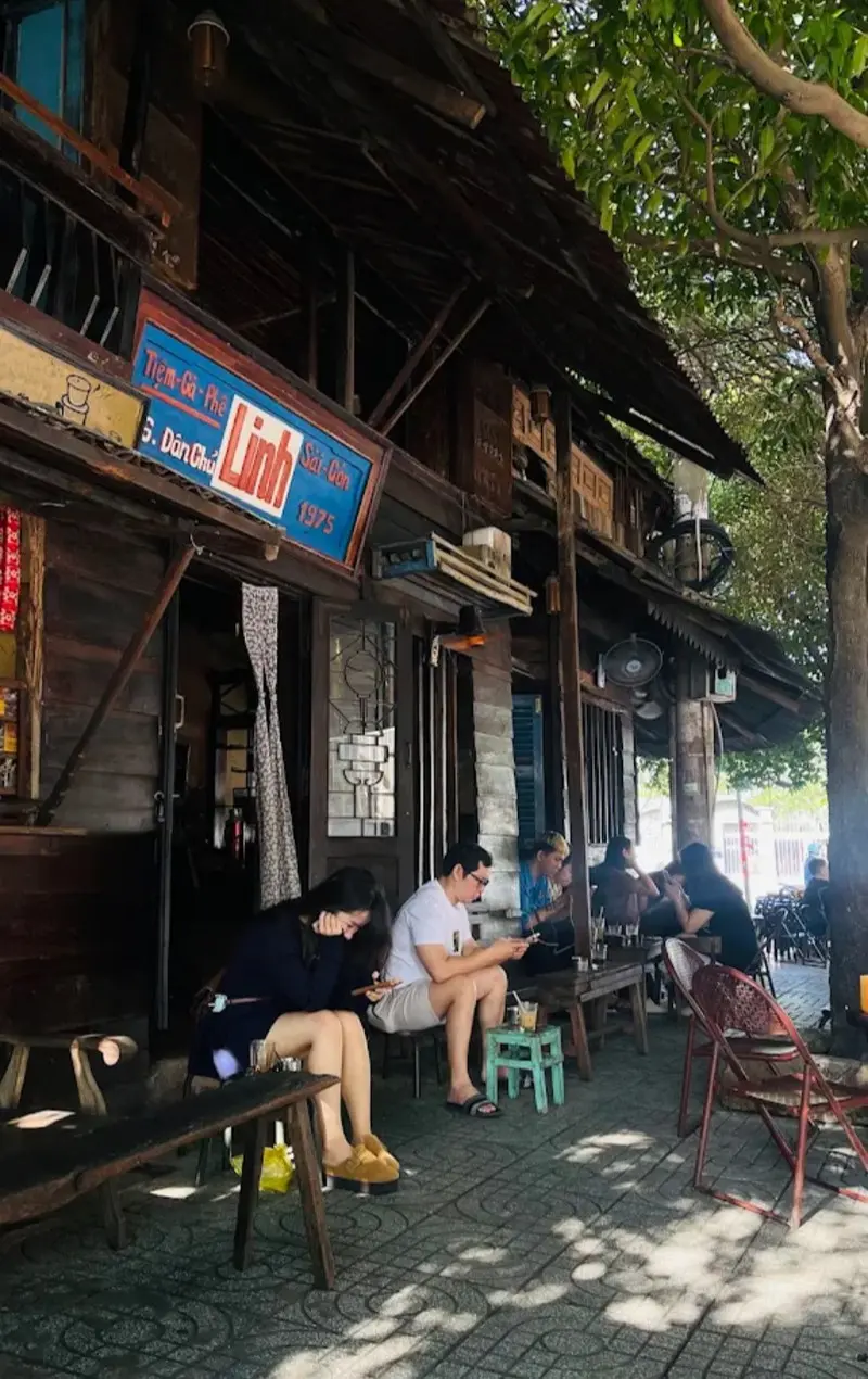 Tiệm C&agrave; Ph&ecirc; Linh: Nơi thời gian dừng lại giữa S&agrave;i G&ograve;n 1975 14