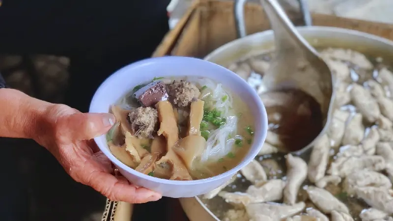 Top 10 qu&aacute;n b&uacute;n mọc ở S&agrave;i G&ograve;n giữ nguy&ecirc;n hương vị truyền thống 7