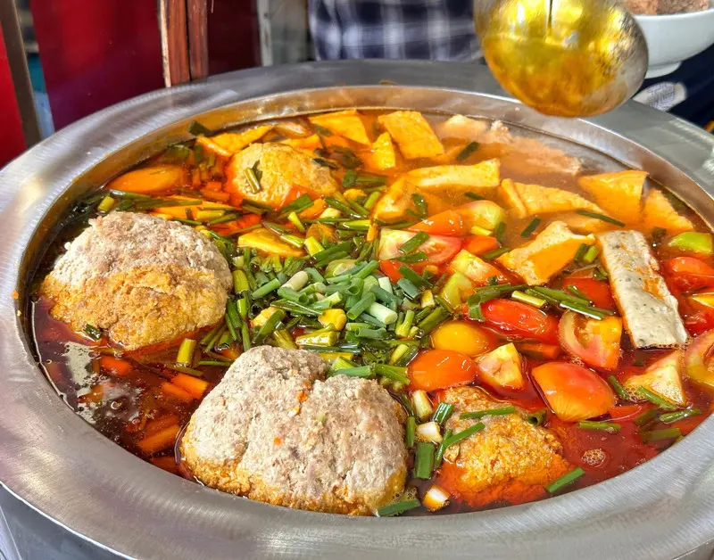 Vấn vương hương vị b&uacute;n ri&ecirc;u G&aacute;nh chợ Bến Th&agrave;nh 40 năm tuổi 4