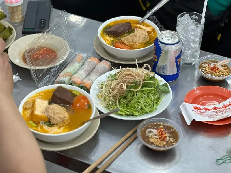 Vấn vương hương vị b&uacute;n ri&ecirc;u G&aacute;nh chợ Bến Th&agrave;nh 40 năm tuổi 9