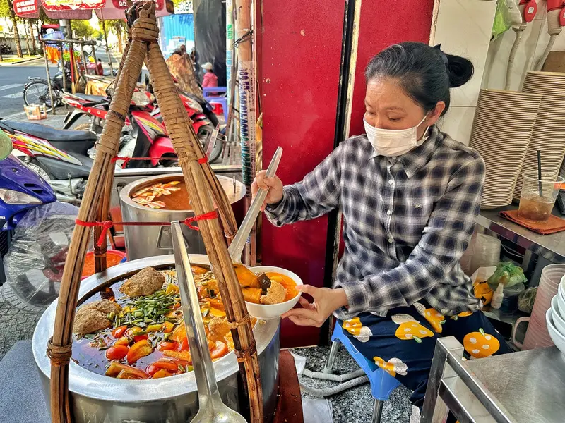 Vấn vương hương vị b&uacute;n ri&ecirc;u G&aacute;nh chợ Bến Th&agrave;nh 40 năm tuổi 5