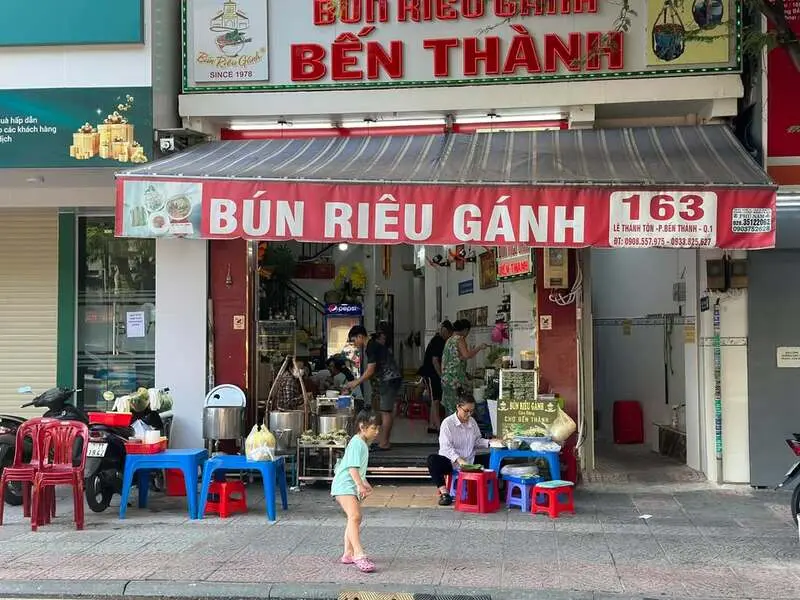 Vấn vương hương vị b&uacute;n ri&ecirc;u G&aacute;nh chợ Bến Th&agrave;nh 40 năm tuổi 3