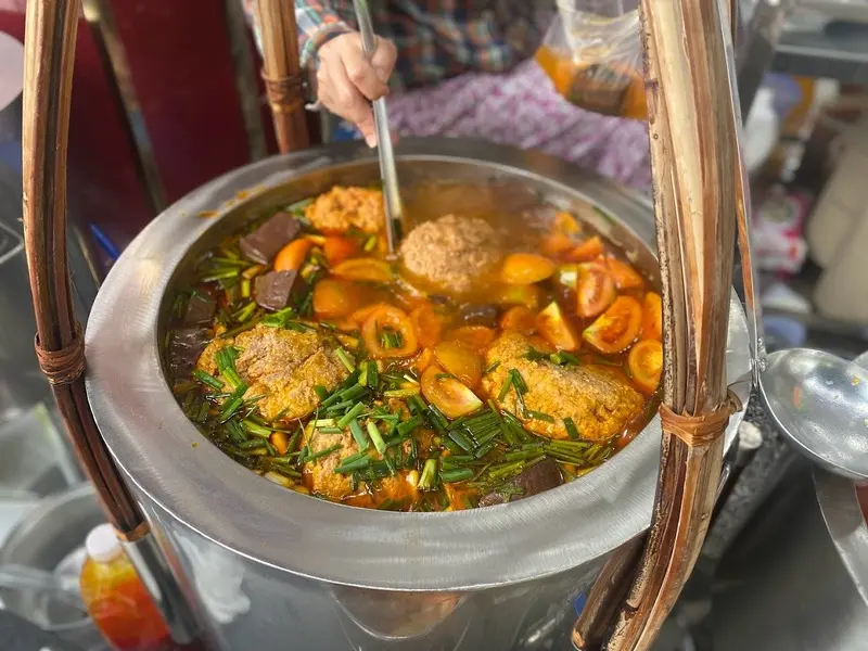 Vấn vương hương vị b&uacute;n ri&ecirc;u G&aacute;nh chợ Bến Th&agrave;nh 40 năm tuổi 2
