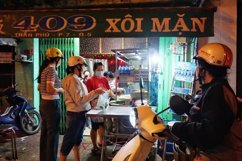 X&ocirc;i nh&agrave; x&aacute;c hơn 50 năm nức tiếng Chợ Lớn, tấp nập người mua 2