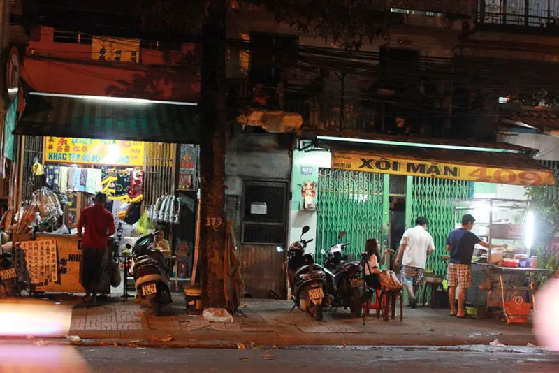 X&ocirc;i nh&agrave; x&aacute;c hơn 50 năm nức tiếng Chợ Lớn, tấp nập người mua 3
