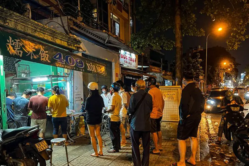 X&ocirc;i nh&agrave; x&aacute;c hơn 50 năm nức tiếng Chợ Lớn, tấp nập người mua 14