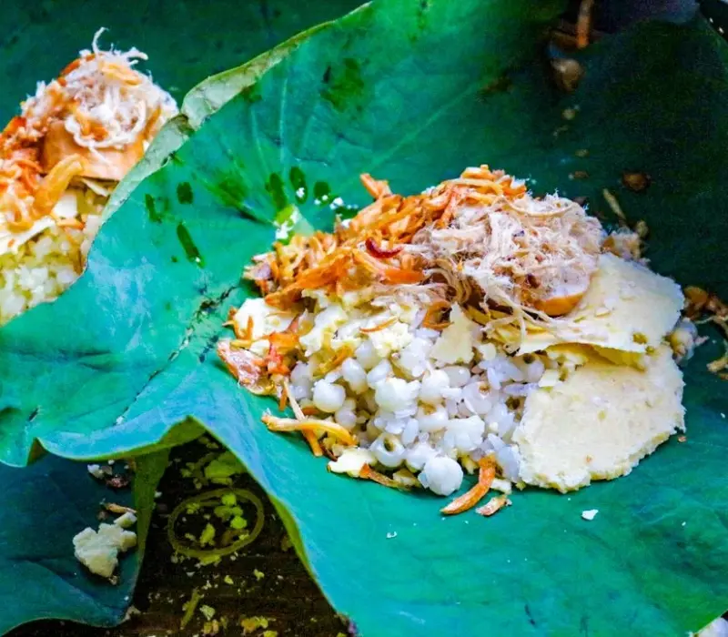 Khám phá hàng xôi lá sen đắt khách và ngon nhất Sài Gòn