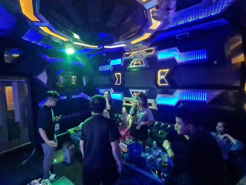 9 qu&aacute;n karaoke H&oacute;c M&ocirc;n c&oacute; d&agrave;n &acirc;m thanh xịn v&agrave; kh&ocirc;ng gian đẹp 7