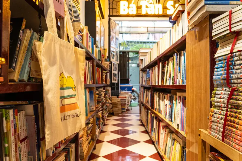 B&aacute; T&acirc;n &ndash; S&aacute;ch cũ thư viện, tiệm s&aacute;ch y&ecirc;n b&igrave;nh giữa th&agrave;nh phố 10