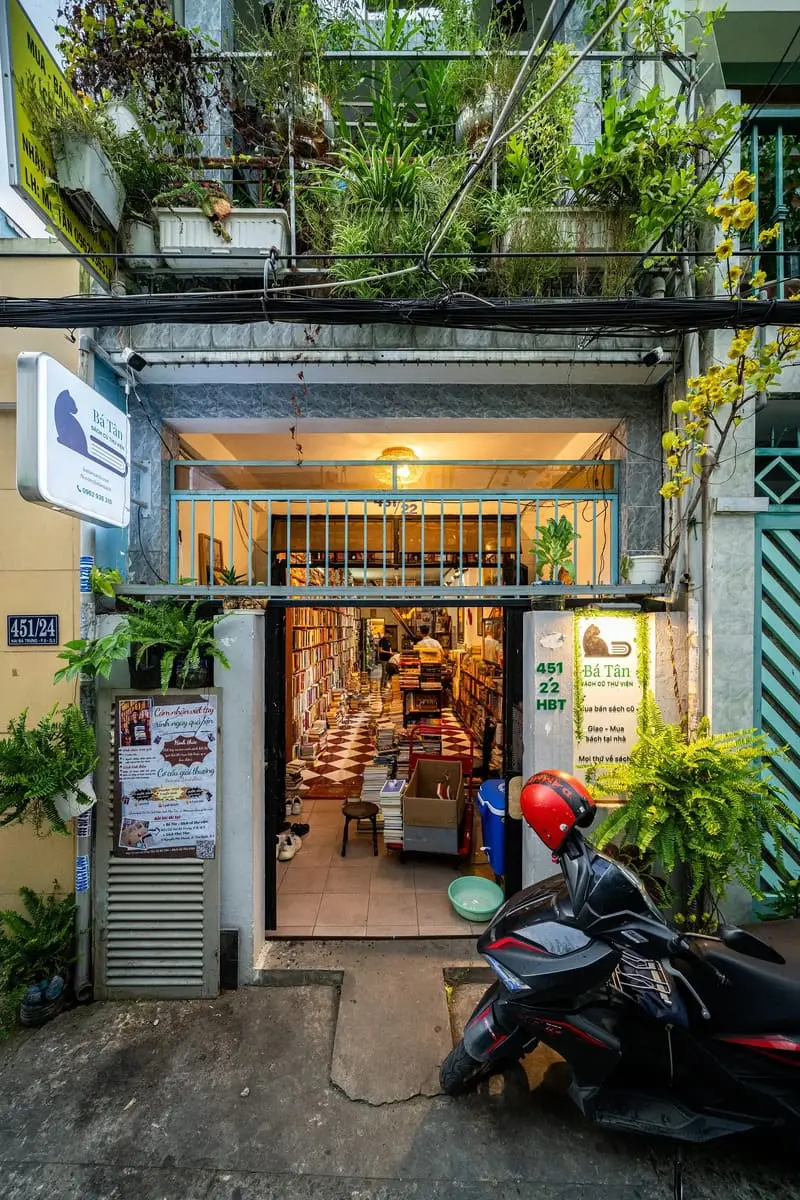 B&aacute; T&acirc;n &ndash; S&aacute;ch cũ thư viện, tiệm s&aacute;ch y&ecirc;n b&igrave;nh giữa th&agrave;nh phố 2