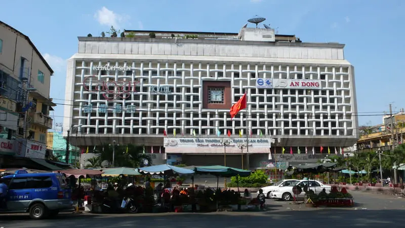 Chợ An Đ&ocirc;ng: Đầu mối thời trang bỏ sỉ sầm uất nhất S&agrave;i th&agrave;nh 2