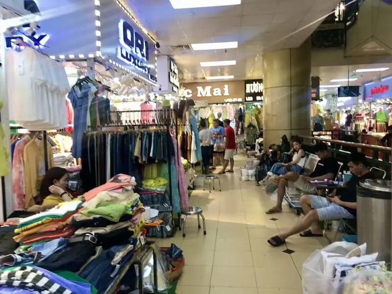 Chợ An Đ&ocirc;ng: Đầu mối thời trang bỏ sỉ sầm uất nhất S&agrave;i th&agrave;nh 7