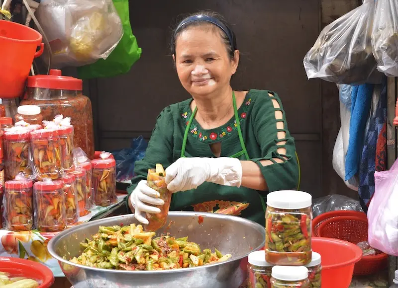 Chợ b&agrave; Hoa: Thi&ecirc;n đường đặc sản miền Trung giữa S&agrave;i G&ograve;n 4
