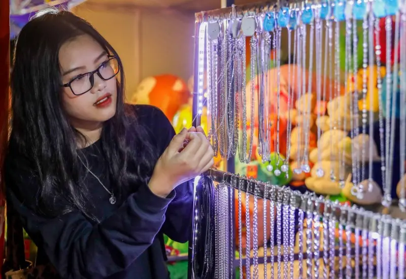 Chợ đ&ecirc;m l&agrave;ng đại học: Thi&ecirc;n đường mua sắm của sinh vi&ecirc;n 5