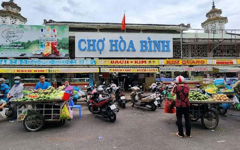 Khám phá chợ Hòa Bình: Điểm hẹn ẩm thực và văn hóa ở Quận 5 2
