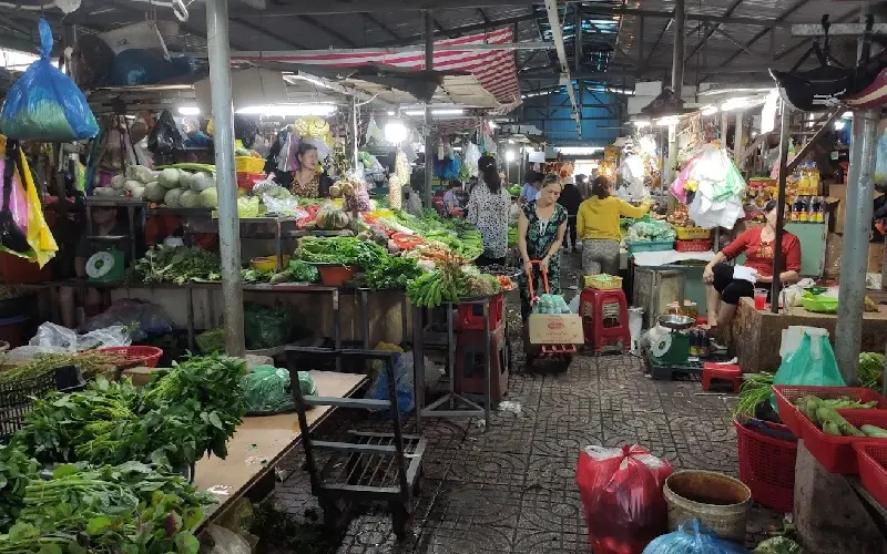 Khám phá chợ Hòa Bình: Điểm hẹn ẩm thực và văn hóa ở Quận 5 4