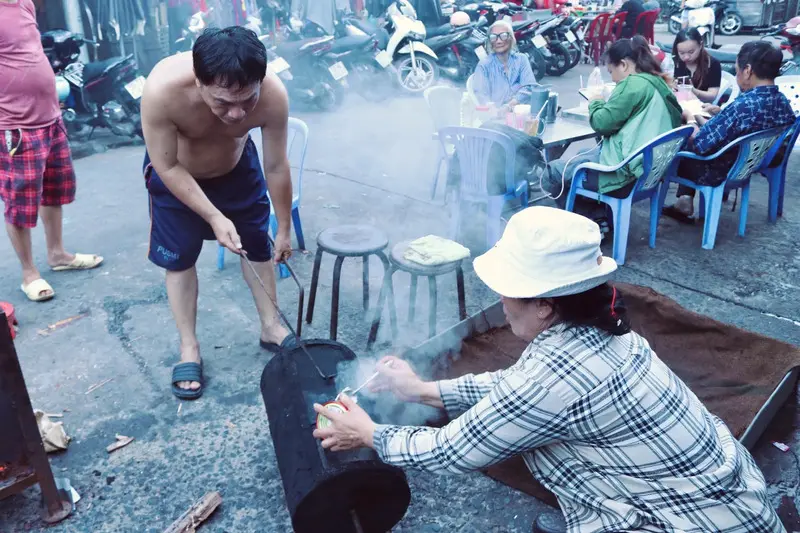 Kh&aacute;m ph&aacute; phường Chợ Lớn với lịch sử, văn h&oacute;a đậm n&eacute;t Hoa 13