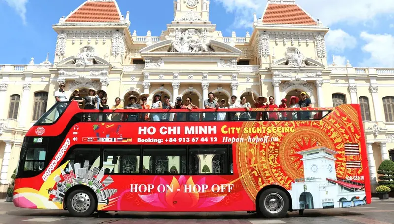Kinh nghiệm đi xe bu&yacute;t 2 tầng Hop On Hop Off S&agrave;i G&ograve;n 2