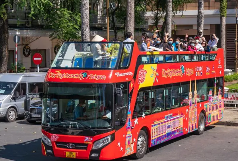 Kinh nghiệm đi xe bu&yacute;t 2 tầng Hop On Hop Off S&agrave;i G&ograve;n 5