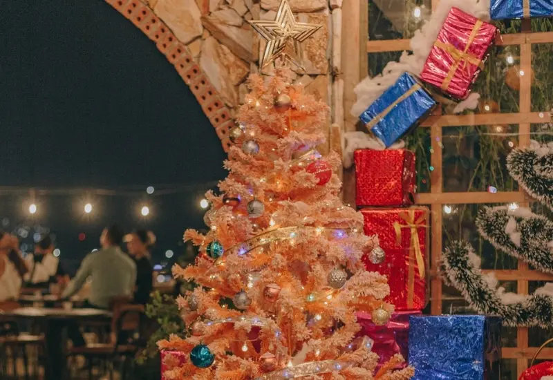 Lưu ngay 9 Rooftop trang tr&iacute; Noel si&ecirc;u đẹp tại S&agrave;i G&ograve;n 2