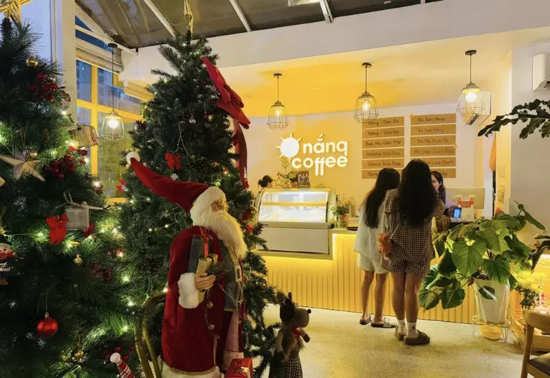 Lưu ngay 9 Rooftop trang tr&iacute; Noel si&ecirc;u đẹp tại S&agrave;i G&ograve;n 5