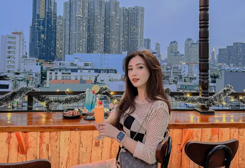 Lưu ngay 9 Rooftop trang tr&iacute; Noel si&ecirc;u đẹp tại S&agrave;i G&ograve;n 4