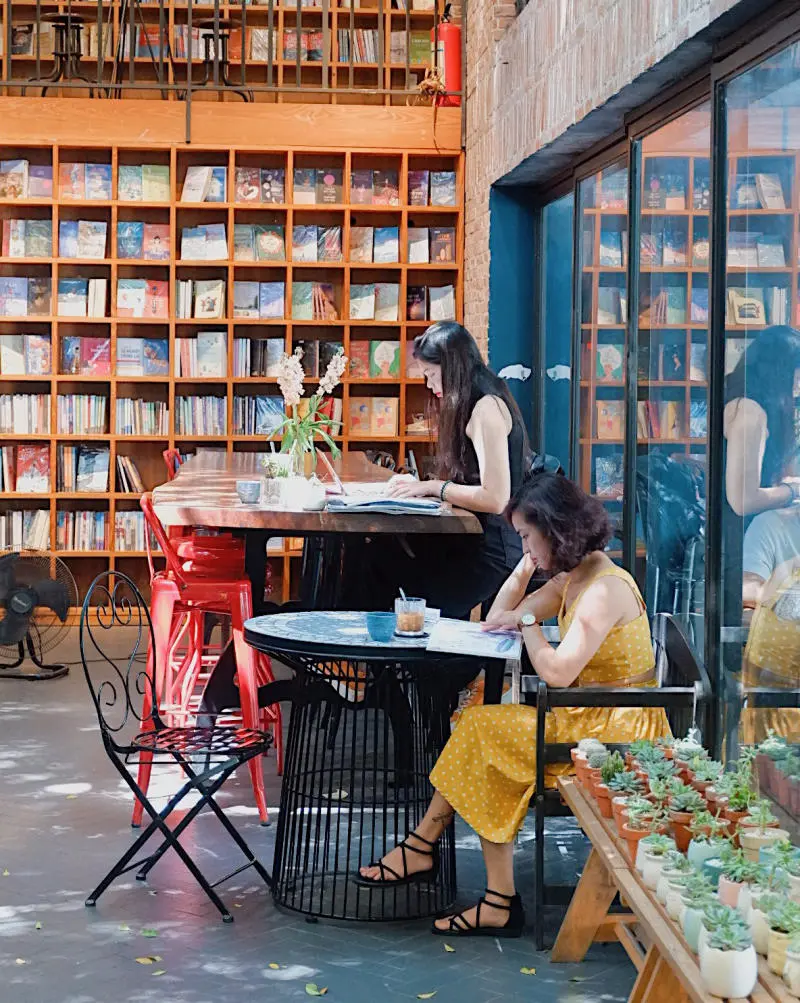 Nh&atilde; Nam Books N' Coffee, c&agrave; ph&ecirc; s&aacute;ch y&ecirc;n ả giữa l&ograve;ng S&agrave;i G&ograve;n 7